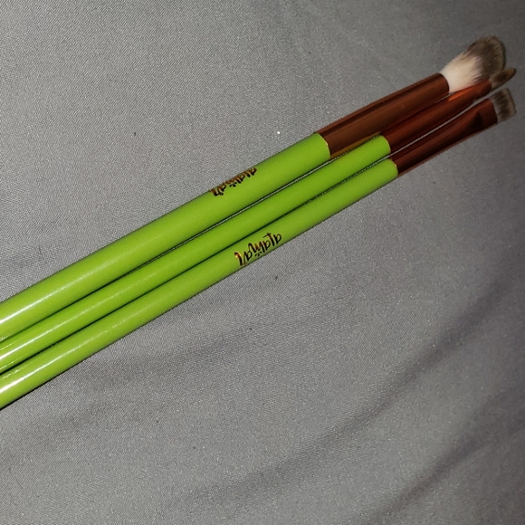 A Lamar brushes - Picture 1 of 3